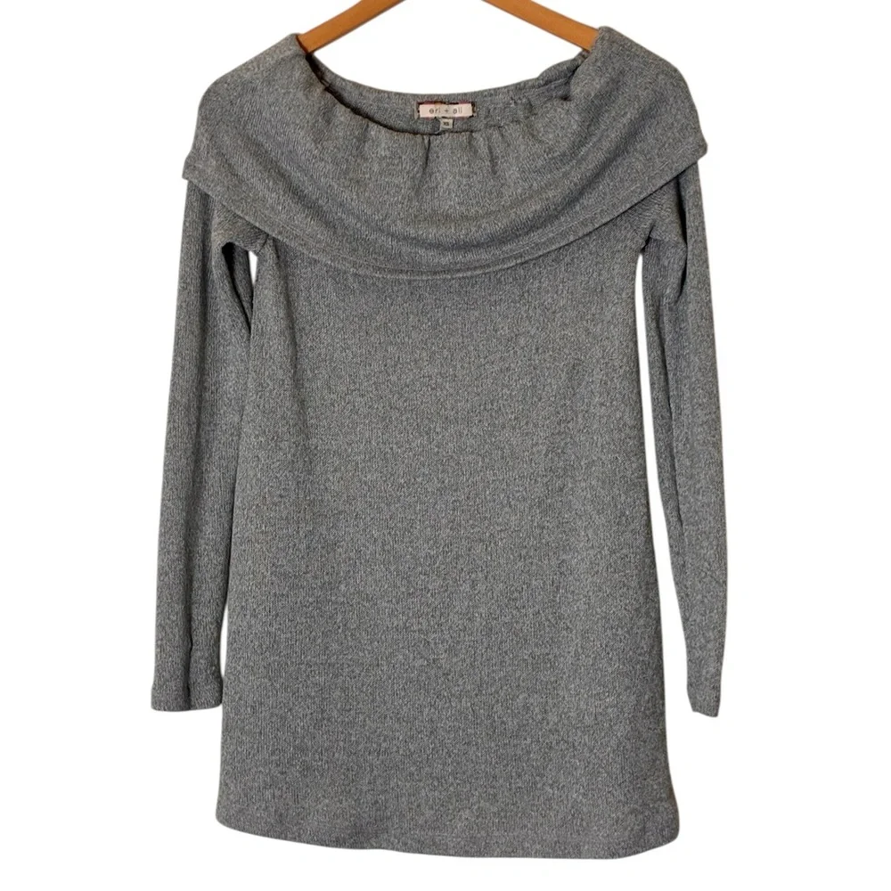 Eri + Ali | Like new gray off the shoulder long sleeve knit sweater